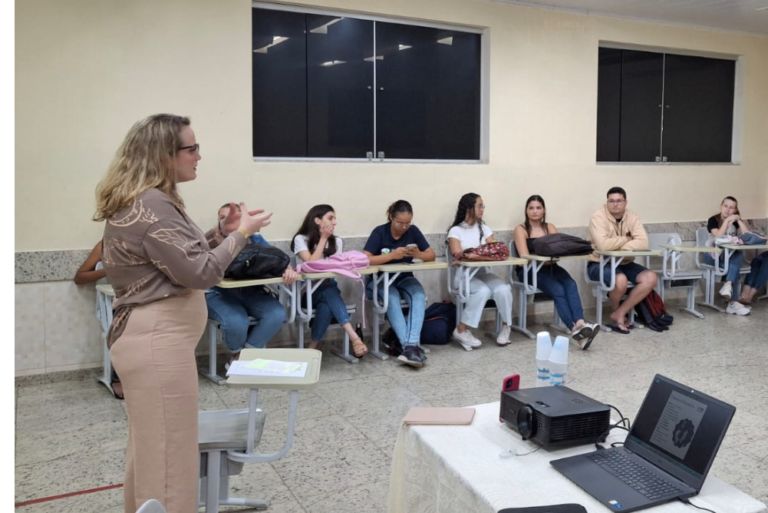 Leia mais sobre o artigo Palestra com a Professora Dayane Cozer