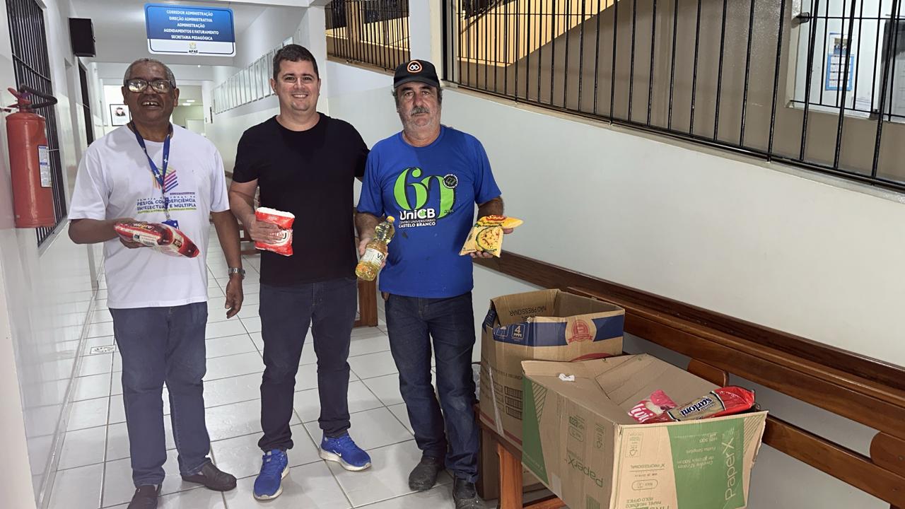 No momento, você está visualizando Entrega de Alimentos Arrecadados na Aula Magna do Curso de Extensão à APAE